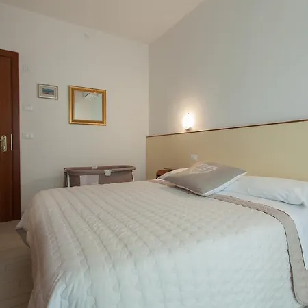 Hotel Airone - E 3*